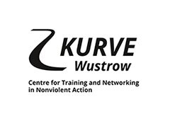 kurvewustrow-logo_2017-engl_zfd-web.jpg